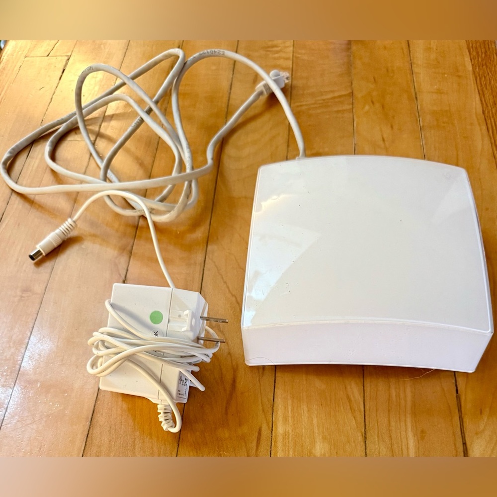 Frontpoint White Security Hub with Power Adapter & Indoor Camera